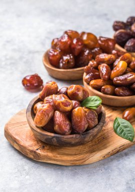 Tahta kasede hurma veya hurma tohumu yemek sağlıklı bir şeydir..