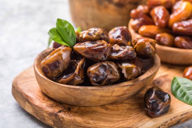 Tahta kasede hurma veya hurma tohumu yemek sağlıklı bir şeydir..