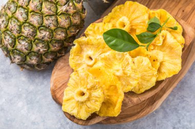 Kuru ananas dilimi, beyaz arka planda yuvarlak dilim.