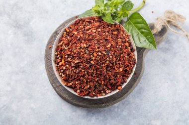 Ahşap zemin üzerinde çeşitli baharatlar yığını.