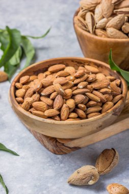 Soyulmuş badem ve kabuksuz badem yapraklı. Bademleri yapraklı kâsede soydum. Soyulmuş, kabuksuz badem ve yapraklı badem sütü. Badem. Şekerlemeler için çiğ badem yaprağı. Çiğ badem yaprağı. Badem sütü