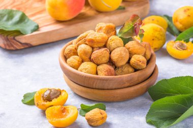 Sağlıklı kurutulmuş meyvelerle dolu bir kase. Sağlıklı lezzetli yiyecekler, atıştırmalıklar, Arap doğu tatlıları..