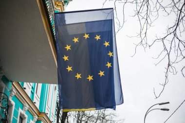 Binanın dışında Avrupa Bayrağı ve Ukrayna bayrağı dalgalandı