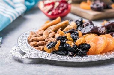 Kurutulmuş meyve ve fındık, ahşap bir kasede karıştırılır. Şekerli meyve çeşitleri. Yahudi bayramı Tu Bishvat. Boşluğu kopyala