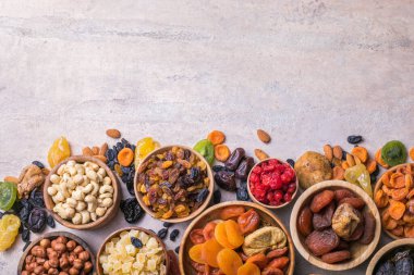 Kurutulmuş meyve ve fındık, ahşap bir kasede karıştırılır. Şekerli meyve çeşitleri. Yahudi bayramı Tu Bishvat. Boşluğu kopyala