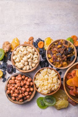 Kurutulmuş meyve ve fındık, ahşap bir kasede karıştırılır. Şekerli meyve çeşitleri. Yahudi bayramı Tu Bishvat. Boşluğu kopyala