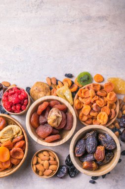 Kurutulmuş meyve ve fındık, ahşap bir kasede karıştırılır. Şekerli meyve çeşitleri. Yahudi bayramı Tu Bishvat. Boşluğu kopyala