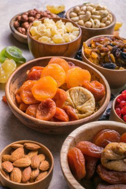 Kurutulmuş meyve ve fındık, ahşap bir kasede karıştırılır. Şekerli meyve çeşitleri. Yahudi bayramı Tu Bishvat. Boşluğu kopyala