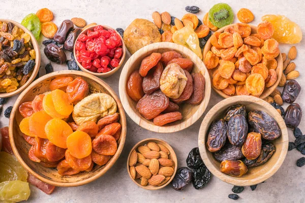 Sušené Ovoce Ořechy Mísí Dřevěné Míse Sortiment Kandovaného Ovoce Judaická — Stock fotografie