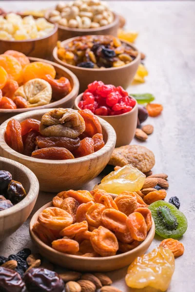 Sušené Ovoce Ořechy Mísí Dřevěné Míse Sortiment Kandovaného Ovoce Judaická — Stock fotografie