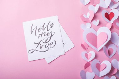 Sevgililer Günü 'nün arka planında pembe ve beyaz kağıt kalplerle Sevgililer Günü tatili için pembe arka planda. Flatlay. Üst Manzara. Kopyalama alanı.