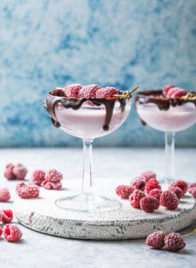 Bardakta kırmızı sevgililer günü kokteyli. Ahududulu içecek.