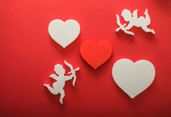 Silueta Voladora Cupido Con Corazones Regalos Felices Banderas San Valentín —  Fotos de Stock