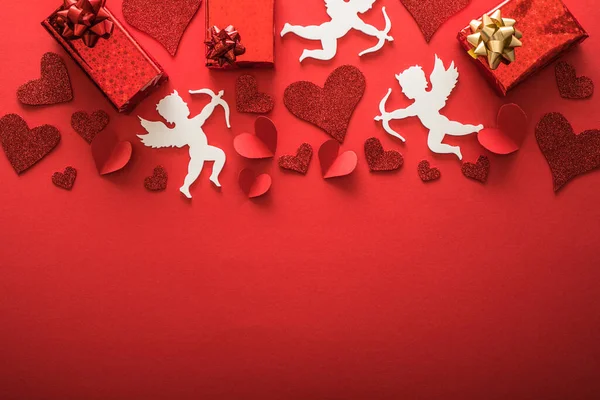 Летящий Силуэт Купидона Сердечками Подарками Баннерами День Святого Валентина Стиле — стоковое фото