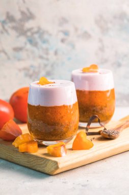 Bardakta hurma ve kalp hurması olan Chia pudingi