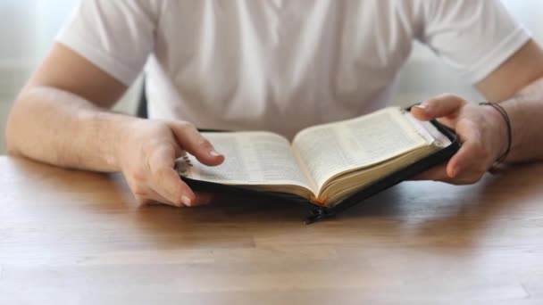 Nedělní Čtení Bible Křesťan Který Čte Bibli — Stock video