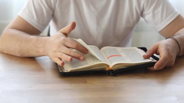 Sunday Readings Bible Christian Man Reading Bible — Stok video