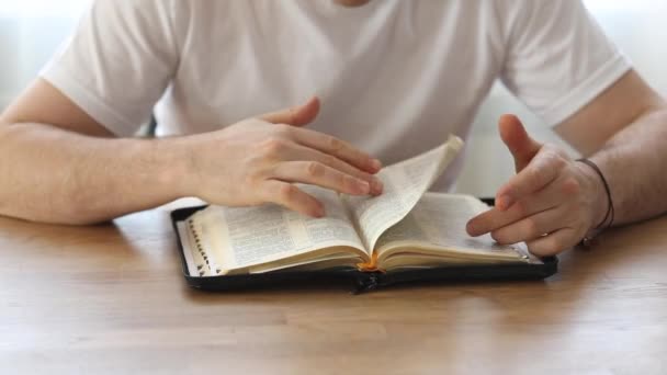 Zondagslezingen Bijbel Een Christen Die Bijbel Leest — Stockvideo