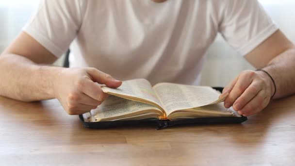Sunday Readings Bible Christian Man Reading Bible — Stok video