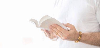 İncil, Hristiyan 'ın elinde. İncil 'i okuyorum. İnanç, maneviyat ve din kavramı