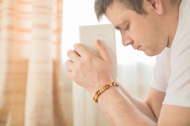 İncil, Hristiyan 'ın elinde. İncil 'i okuyorum. İnanç, maneviyat ve din kavramı