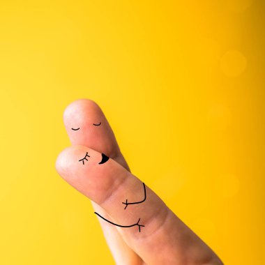 Sevgililer Günü 'nde sarılıp öpüşen mutlu bir aile.