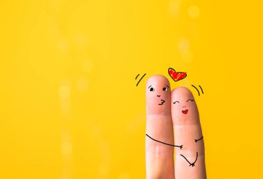 Şemsiyenin altında birbirine aşık mutlu bir aile, sevgililer günü.