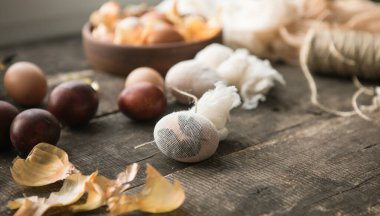 Eko dekor. Paskalya yumurtaları soğan kabuğunda haşlandı. Bahar bayramı paskalya otomatik arkaplanı