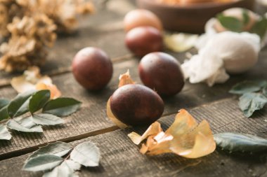 Eko dekor. Paskalya yumurtaları soğan kabuğunda haşlandı. Bahar bayramı paskalya otomatik arkaplanı