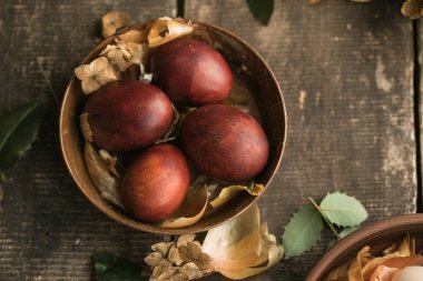 Eko dekor. Paskalya yumurtaları soğan kabuğunda haşlandı. Bahar bayramı paskalya otomatik arkaplanı