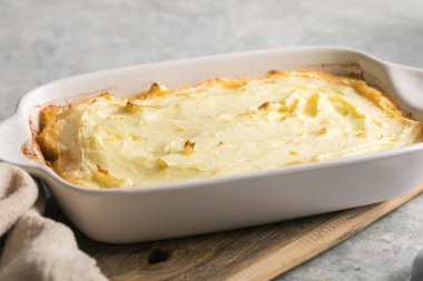 Biftekli Shepherd 's Pie, ahşap arka planda patates ve peynir, üst manzara, fotokopi alanı. Geleneksel ev yapımı İrlanda güveci