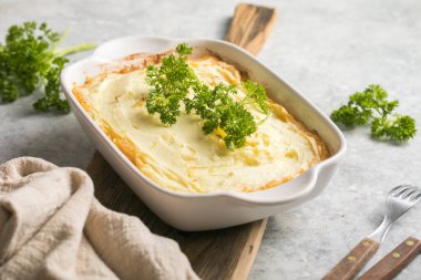 Biftekli Shepherd 's Pie, ahşap arka planda patates ve peynir, üst manzara, fotokopi alanı. Geleneksel ev yapımı İrlanda güveci