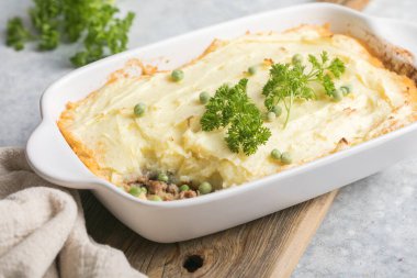 Biftekli Shepherd 's Pie, ahşap arka planda patates ve peynir, üst manzara, fotokopi alanı. Geleneksel ev yapımı İrlanda güveci