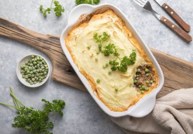 Biftekli Shepherd 's Pie, ahşap arka planda patates ve peynir, üst manzara, fotokopi alanı. Geleneksel ev yapımı İrlanda güveci