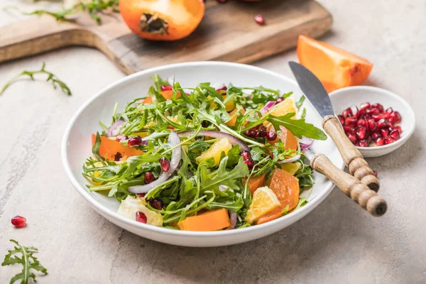 Läcker Persimonsallad Med Ruccola Och Apelsin Serverad Ljust Grått Bord — Stockfoto