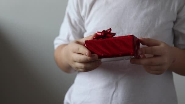 Rapaz Presente Vermelho Dia Dos Namorados Presente Natal — Vídeo de Stock