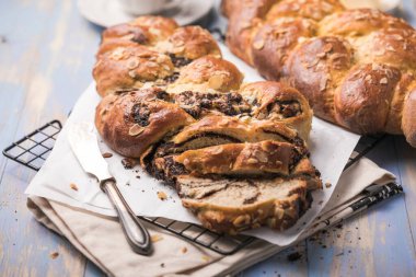 Tsoureki örgüsü, Yunan Paskalya tatlı ekmeği, tahtada