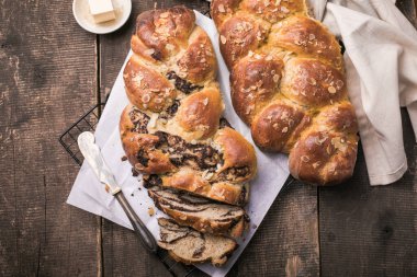 Tsoureki örgüsü, Yunan Paskalya tatlı ekmeği, tahtada