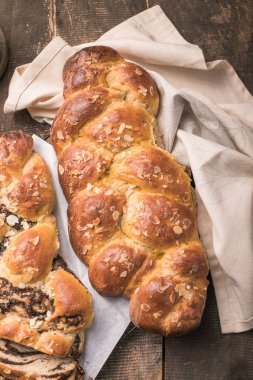 Tsoureki örgüsü, Yunan Paskalya tatlı ekmeği, tahtada