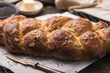 Tsoureki örgüsü, Yunan Paskalya tatlı ekmeği, tahtada