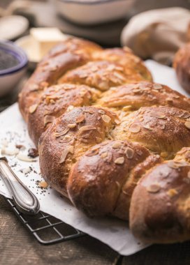 Tsoureki örgüsü, Yunan Paskalya tatlı ekmeği, tahtada