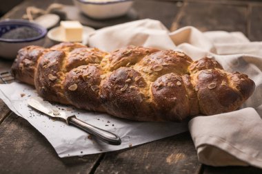 Tsoureki örgüsü, Yunan Paskalya tatlı ekmeği, tahtada