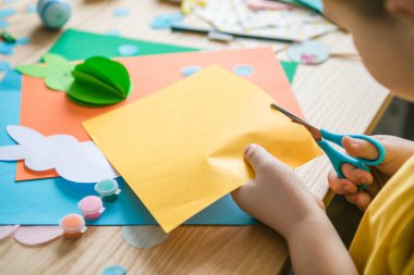 Çok renkli kağıtlardan tavşan kurusıkıları kes. Çocuk el yapımı Paskalya gemisi, DIY