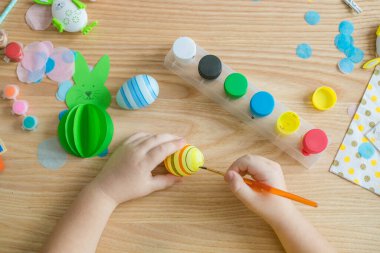 Boyalı Paskalya yumurtası. Çocuklarla Paskalya tatili için. Bahar için zanaat