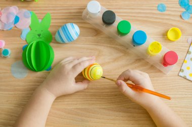 Boyalı Paskalya yumurtası. Çocuklarla Paskalya tatili için. Bahar için zanaat