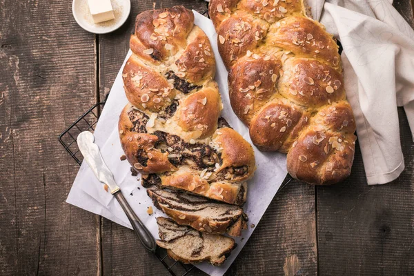 Tsoureki örgüsü, Yunan Paskalya tatlı ekmeği, tahtada