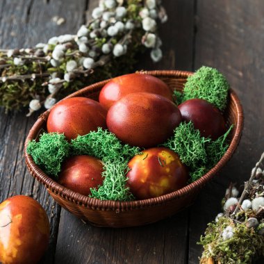 Soyut çizimlerle birlikte soğan kabuklarında boyanmış Paskalya yumurtaları sepette.