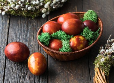 Soyut çizimlerle birlikte soğan kabuklarında boyanmış Paskalya yumurtaları sepette.