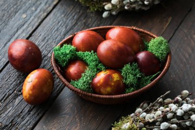 Soyut çizimlerle birlikte soğan kabuklarında boyanmış Paskalya yumurtaları sepette.