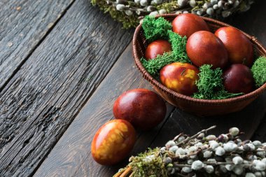 Soyut çizimlerle birlikte soğan kabuklarında boyanmış Paskalya yumurtaları sepette.